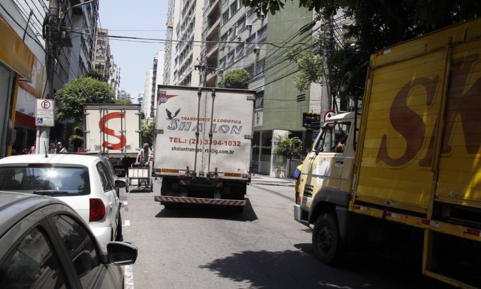 Caminhões: horários de entrega serão alterados - Eduardo Naddar / Agência O Globo 