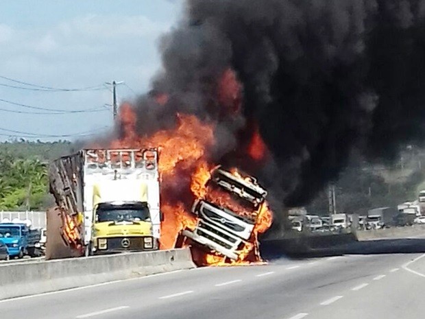 Após colisão, caminhões pegaram fogo em meio às pistas da rodovia (Foto: PRF/Divulgação)