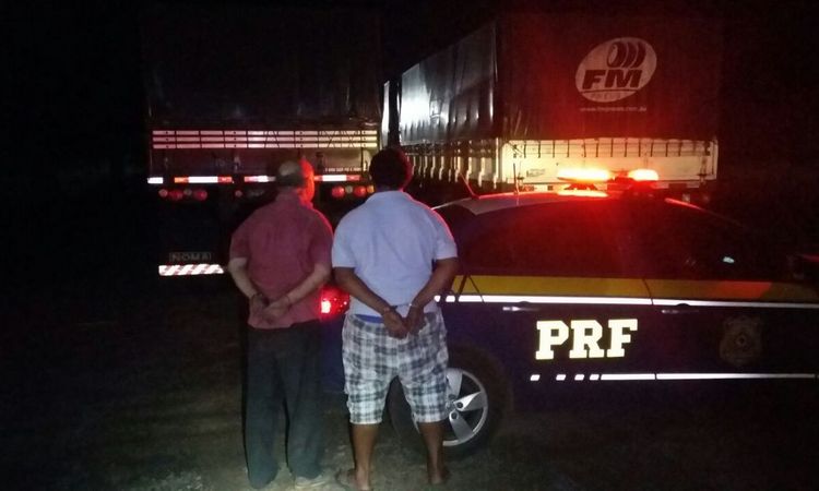 Inicialmente, os dois homens disseram desconhecer os veículos, mas a chave de um dos caminhões foi encontrada com um deles (foto: PRF/Divulgação)