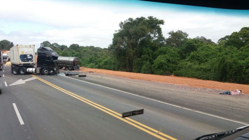 Acidente envolveu quatro veículos na manhã de domingo; caminhão preto tem placas de Paranaguá