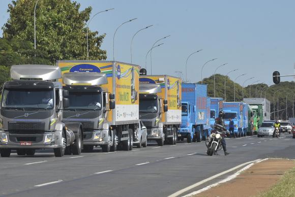 A frota de transporte rodoviário de cargas teve uma ociosidade de 38,7% no primeiro semestre deste ano - Arquivo/Antônio Cruz/ABr