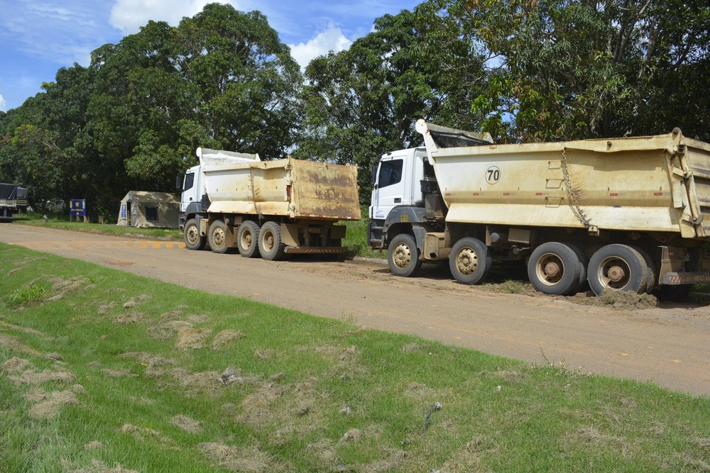 Caminhões caçambas foram encontrados no Km 563 e Km 577, da BR-364 (Foto: Jeferson Carlos/G1)