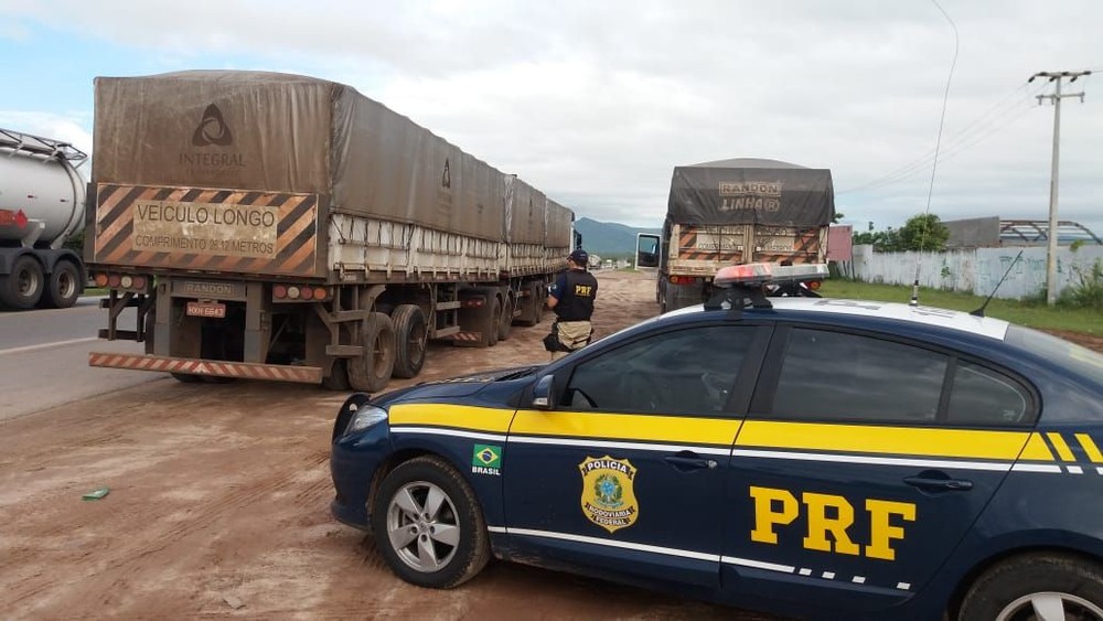 Caminhões são autuados por excesso de cargas nas rodovias do Ceará. (Foto: PRF/Divulgação)