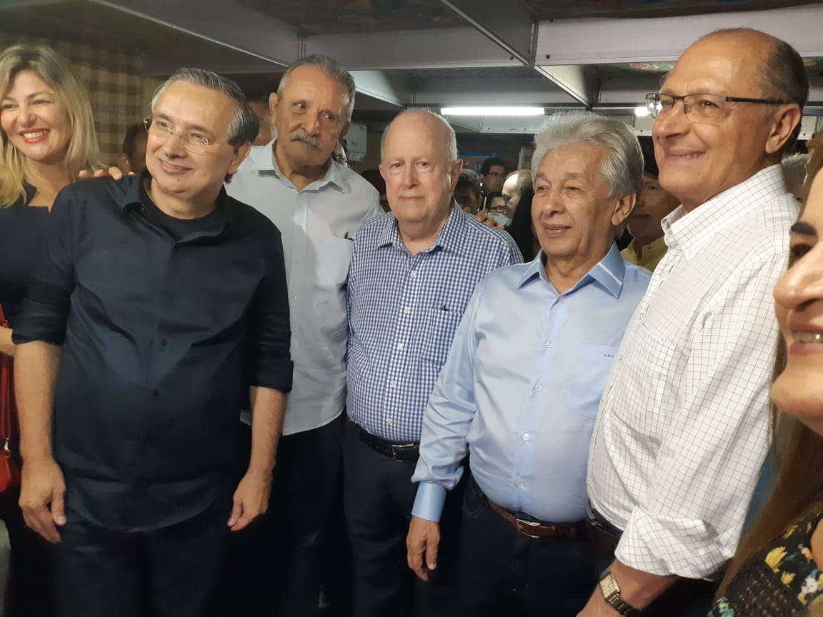 China entre ex-governador Geraldo Alckmin, prefeito de Itabaiana Valmir de Francisquinho, senador Eduardo Amorim e outros presentes (Foto: Divulgação)