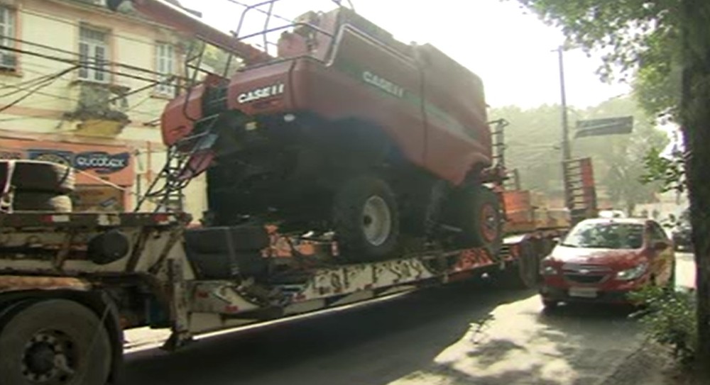 Caminhão transportava maquinário que ultrapassava altura permitida em Santos, SP. (Foto: Reprodução/TV Tribuna)