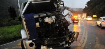 Motorista fica preso às ferragens em acidente entre dois caminhões na Serra Dona Francisca